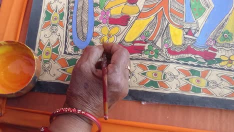 Escena-De-Primer-Plano-En-La-Que-Una-Artista-Pinta-Un-Cuadro-De-Madhubani.