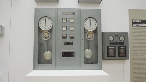 Doppelpendeluhr-In-Der-Ausstellung-Im-Nationalen-Technischen-Museum-In-Prag,-Tschechische-Republik