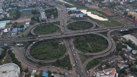 Eine-Luftaufnahme-Der-Überführung-Von-Chennai-Maduravoyal-Cloverleaf-Zeigt-Fahrzeugbewegungen