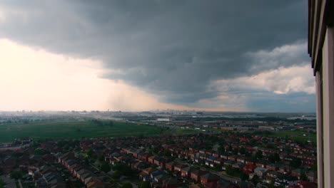 Seltene-Böenwolken-Ziehen-über-Das-Weite-Stadtbild