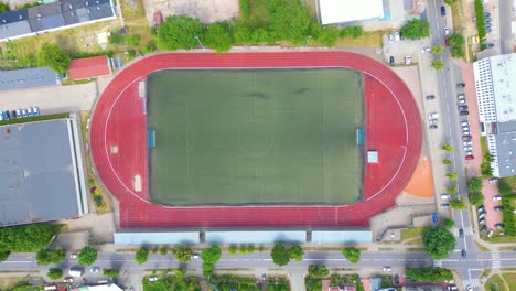 Toma-Aérea-De-Establecimiento-De-Un-Estadio-Completo-Con-Un-Partido-De-Campeonato-De-Fútbol