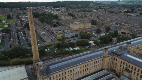 Establecimiento-De-Una-Toma-De-Drones-De-La-Chimenea-Del-Molino-De-Sales-Y-Del-Pueblo-De-Saltaire