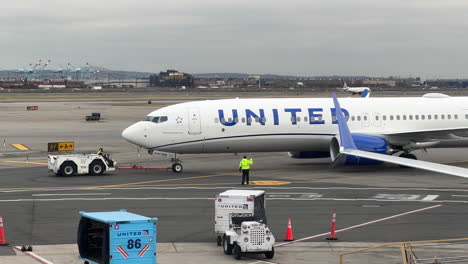 United-Flugzeug-Wird-Am-Flughafen-Newark-Von-Einem-Schlepper-Zurückgedrängt