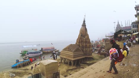 Templo-De-Manikarnika-En-El-Ghat-Del-Río-Ganges-En-Banaras-O-Varanasi-En-Uttar-Pradesh,-India