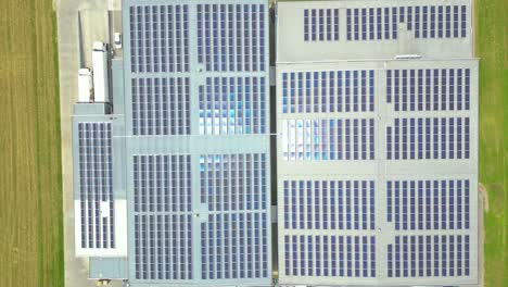 Luftaufnahme-Eines-Modernen-Lagerhauses-Mit-Sonnenkollektoren-Auf-Dem-Dach