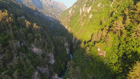 Drohne-Fliegt-über-Den-Fluss-Zwischen-Steilen-Waldtälern-Im-Tropischen-Libanon