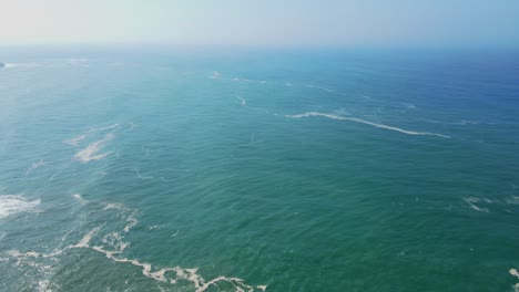 Mit-Ruhigen-Wellen-über-Die-Meeresoberfläche-Fliegen