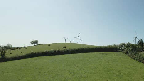 Grasbewachsene-Hügel-Mit-Windkraftanlagen---Erneuerbare-Energie-In-Wexford,-Irland
