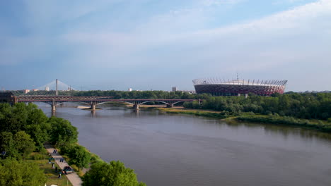 Luftaufnahme-Der-Weichsel-Mit-Blick-Auf-Das-Stadion-PGE-Narodowy-Und-Die-Brücken-Im-Hintergrund