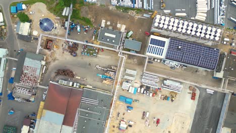 Vista-Aérea-Del-Centro-De-Distribución,-Fotografía-De-Drones-De-La-Zona-De-Logística-Industrial,-Nuevo-Centro-Logístico-Súper-Moderno-Lleno-De-Tecnología-Y-Robótica-Modernas,-Planta-De-Energía-Solar-En-El-Techo-Para-La-Producción-De-Energía-Verde