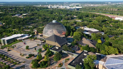 Aerial-view-rising-around-the-Desert-Dome-zoo,-in-sunny-evening-in-Omaha,-USA
