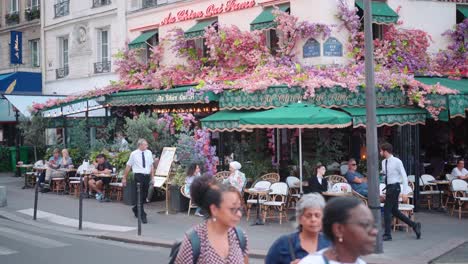 Pariser-Cafészene,-Sitzgelegenheiten-Im-Freien-Mit-Sonnenschirmen,-Belebte-Straßen,-Einheimische-Und-Touristen-Genießen-Französische-Küche
