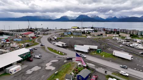 La-Bandera-Americana-Ondea-Aérea-En-Homer,-Alaska.