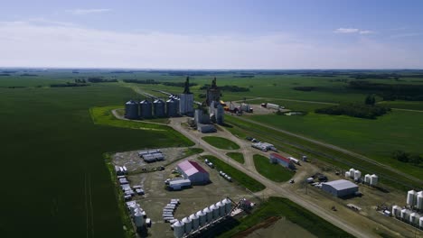 Ein-Großes-Landwirtschaftliches-Getreideaufzugssystem-An-Land-Für-Ein-Lebensmittelversorgungsunternehmen-Für-Landwirtschaftliche-Ressourcen-In-Killarney,-Manitoba,-Kanada