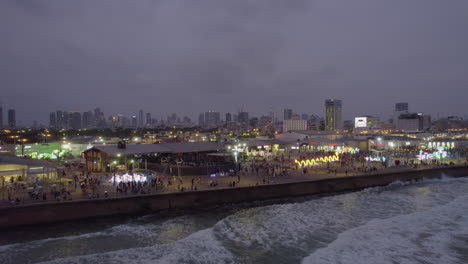 Multitudes-De-Familias-En-El-Puerto-De-Tel-Aviv-Durante-La-Semana-De-La-Escultura.