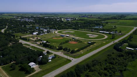 Eine-Drohne-Fliegt-über-Die-Kleine-Bauernstadt-Killarney-Manitoba-Im-Turtle-Mountain-Park-Im-Süden-Kanadas