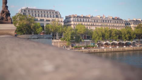 Vista-Panorámica-De-Los-Emblemáticos-Edificios-Residenciales-De-París,-Que-Capturan-La-Arquitectura-Clásica,-El-Estilo-De-Vida-Urbano-Y-El-Ambiente-Cultural.