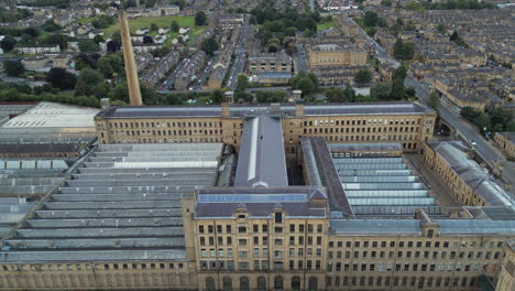 Aufsteigender-Drohnenschuss-über-Der-Salzmühle-In-Saltaire