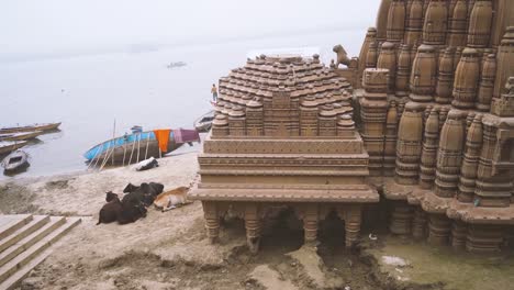 Templo-De-Manikarnika-En-El-Ghat-Del-Río-Ganges-En-Banaras-O-Varanasi-En-Uttar-Pradesh,-India