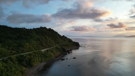 Atemberaubendes-Goldenes-Stundenlicht-Beleuchtet-Himmel-Und-Wolken-An-Der-Wunderschönen-Küste-Von-San-Andres-Auf-Den-Philippinen