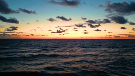 Tropischer-Goldener-Sonnenuntergang-über-Dem-Meerwasser-In-Zeitlupe-Aus-Der-Luft