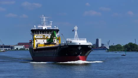 Los-Anillos-De-Puta-Del-Barco-De-Carga-Navegando-En-Zwijndrecht