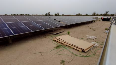 Time-Lapse-Ingenieros-Africanos-Dan-Forma-Al-Futuro-Mediante-La-Construcción-De-Una-Granja-De-Paneles-Solares-Fotovoltaicos-En-Gambia,-África-Subsahariana-Occidental