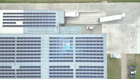 Luftaufnahme-Eines-Modernen-Lagerhauses-Mit-Sonnenkollektoren-Auf-Dem-Dach