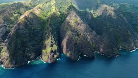 Vista-Aérea-De-Las-Nubes-Moviéndose-Sobre-Las-Crestas-Irregulares-De-Las-Islas-Verdes-En-La-Isla-De-Fatu-Hiva-En-Las-Islas-Marquesas-Del-Pacífico-Sur-De-La-Polinesia-Francesa.