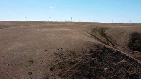 Windkraftanlagen-Im-Westen-Kanadas-In-Prärien-Im-Sommer
