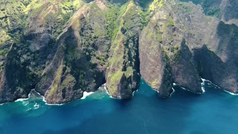 Vista-Aérea-De-Timelapse-De-Nubes-Moviéndose-Y-Luz-Solar-Cambiando-Sobre-Verdes-Montañas-Tropicales-Con-Costa-Azul-Clara-Del-Océano-En-La-Isla-Fatu-Hiva-En-Las-Marquesas-En-La-Polinesia-Francesa-Del-Pacífico-Sur