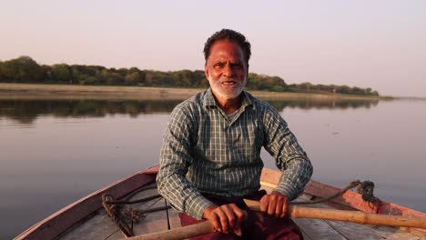 Hombre-Indio-En-Un-Pequeño-Bote-De-Remos-De-Madera-En-El-Río-Ganges-En-Asia