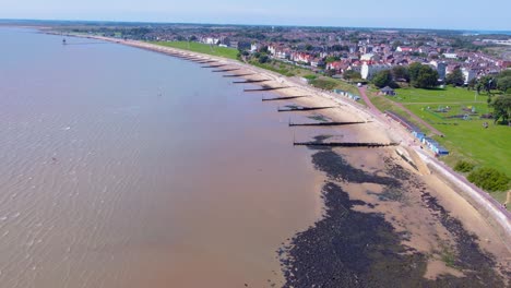 Toma-Aérea-Establecida-De-La-Ciudad-De-Harwich-En-Essex,-Inglaterra,-Reino-Unido-Durante-Un-Día-Soleado-Con-Un-Pequeño-Pueblo-Histórico-Y-Una-Playa-Oceánica.