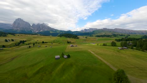Fast-reveal-of-Alpe-di-Siusi,-Seiser-Alm-meadows-at-sunrise-in-the-Dolomites-mountains,-Italian-Alps