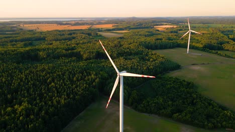Luftaufnahme-Einer-Windmühlenfarm-Zur-Energieerzeugung-Am-Schönen-Bewölkten-Himmel-Im-Hochland