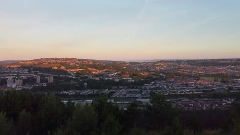 Goldene-Stundenbeleuchtung-über-Stadthäusern-Auf-Hügeln-Bei-Sonnenaufgang-–-Luftaufnahmen