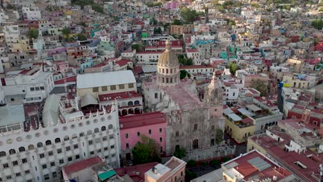 Luftaufnahmen-Der-Wunderschönen-Kolonialstadt-Guanajuato-City,-Mexiko