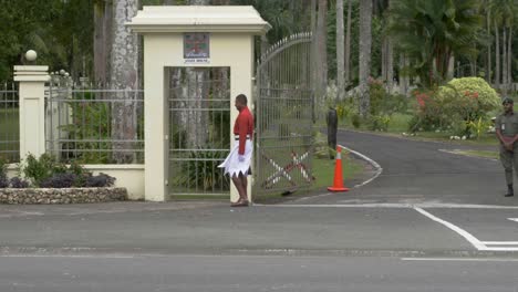 Offizielle-Wache-Paradiert-Am-Tor-Des-State-House-In-Suva,-Fidschi