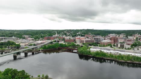 Disparo-De-Un-Dron-Empujando-El-Río-Penobscot-Para-Revelar-Bangor,-Maine