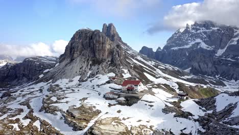 Montañas-Rocosas-De-Los-Dolomitas-Italianos-Durante-Un-Hermoso-Amanecer-Y-Cielo
