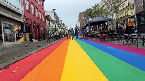 Skolarvörðustígur-Straße-In-Reykjavik-Mit-Menschen