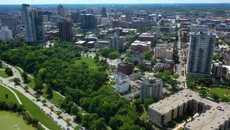 Vista-Aérea-Hacia-Atrás-Sobre-El-North-Lincoln-Memorial-Drive-Y-El-Parque-De-Veteranos-En-La-Soleada-Milwaukee,-EE.UU.