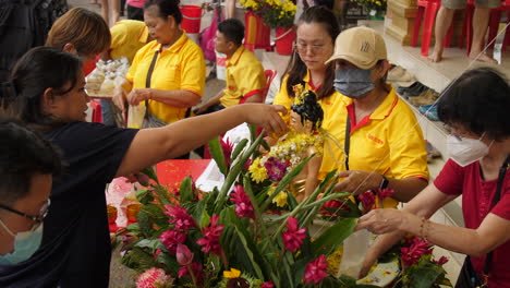 Niña-Bañando-Al-Buda-En-El-Festival-Vesak-En-Cámara-Lenta