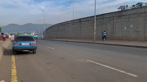 Äthiopische-Radfahrer-Fahren-Schnell-An-Der-Rennstrecke-Auf-öffentlichen-Straßen-Vorbei