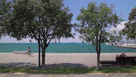 Impresionantes-Imágenes-En-Alta-Definición-De-Una-Mujer-Cruzando-En-Bicicleta-El-Muelle-De-Koper