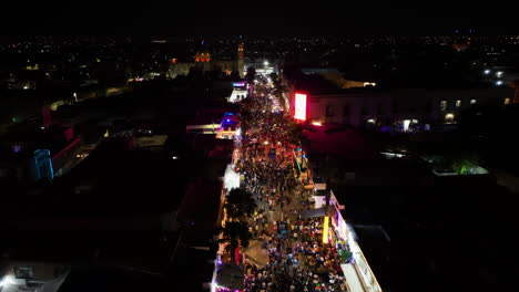 Überfliegen-Von-Menschen-Bei-Der-Veranstaltung-Feria-San-Marcos-Aguascalientes,-Nacht-In-Mexiko---Luftaufnahme