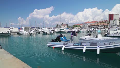 Atemberaubende-HD-Aufnahmen-Verschiedener-Boote-Und-Saliboote,-Die-Im-Yachthafen-Von-Koper-In-Slowenien-Anlegen