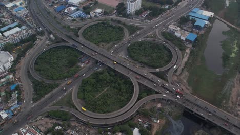 The-Chennai-Maduravoyal-cloverleaf-flyover-can-be-seen-in-motion-from-above-in-this-footage