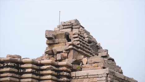 Schwenkaufnahme-Des-Alten-Hinduistischen-Tempels-Im-Sonnentempel-Rahila-Sagar-In-Mahoba,-Uttar-Pradesh,-Indien
