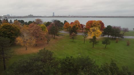 Trees-In-Fall-Foliage-At-Lakefront-Park-In-Niagara-Region,-Canada